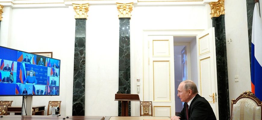 Путин проводит с Совбезом оперативное совещание