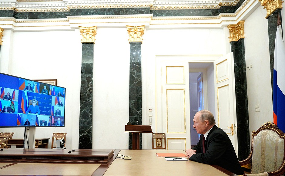 Путин проводит с Совбезом оперативное совещание