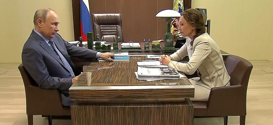 В России снизилось число сирот