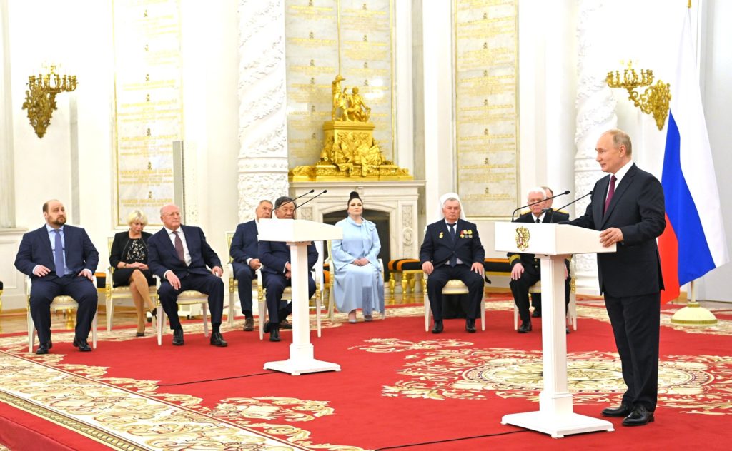 Путин вручил медали Героям Труда и Государственные премии лауреатам