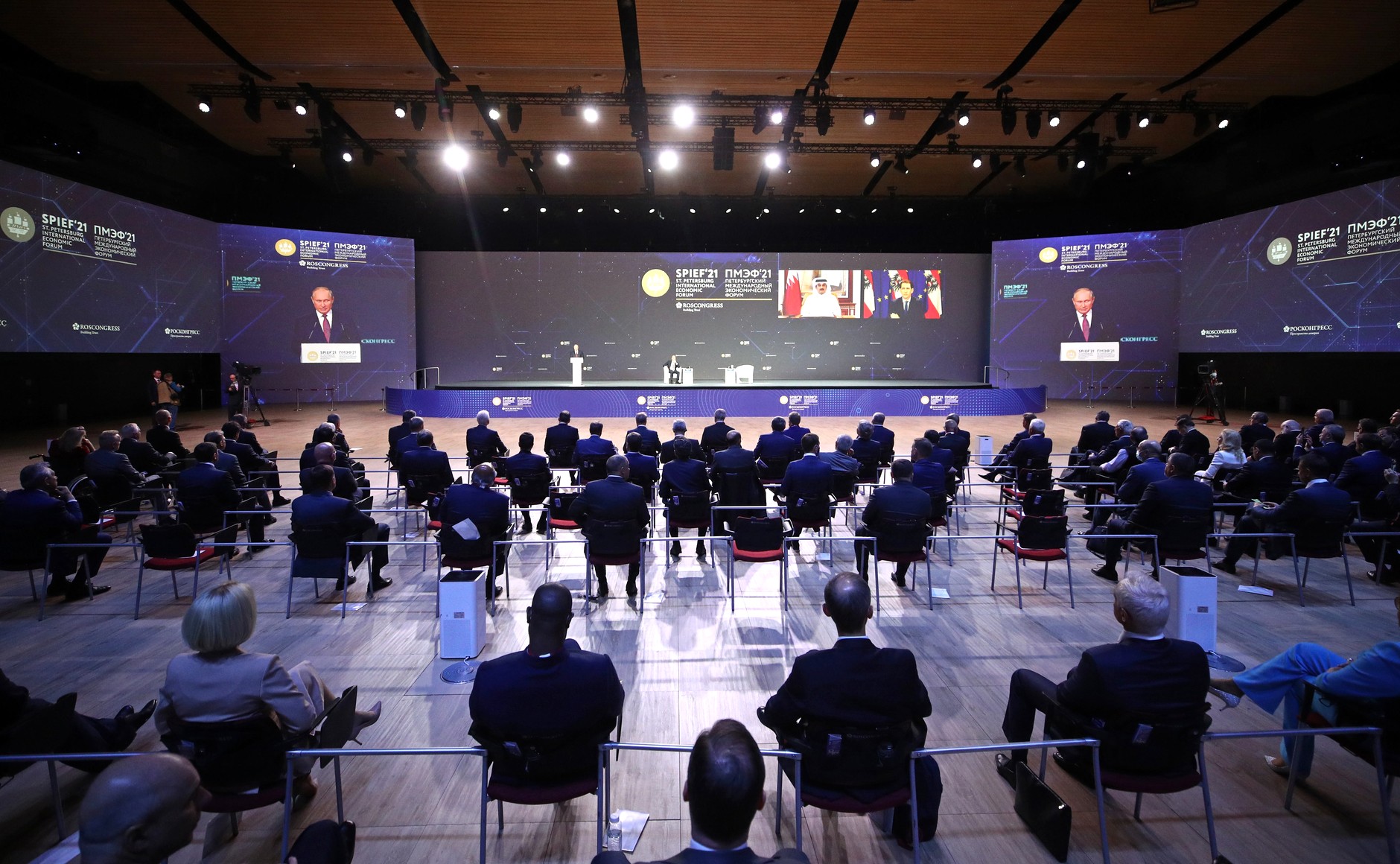 Путин выступил на пленарном заседании экономического форума