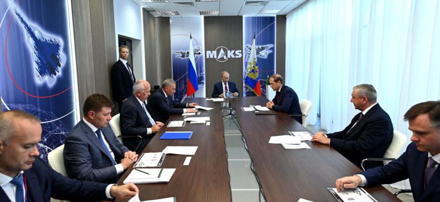 Путин провел совещание по вопросам гражданского авиастроения