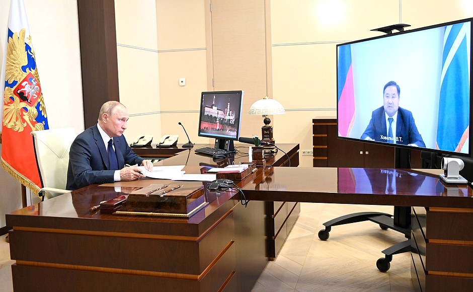 Президент России встретился с главой Тывы Ховалыгом