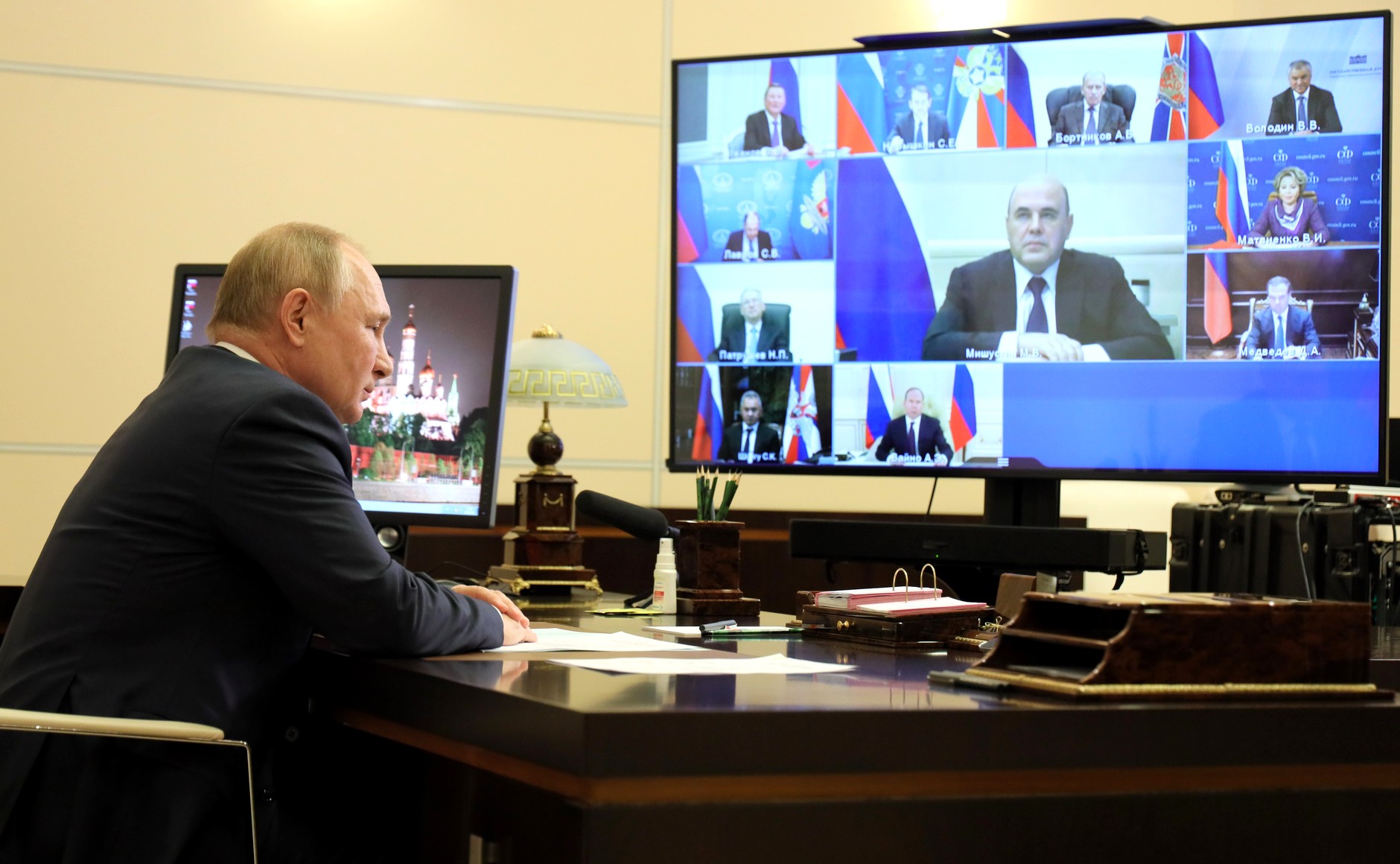 Президент РФ провел совещание с Совбезом