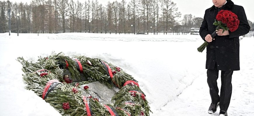 Президент возложил цветы к монументу «Мать-Родина» в Санкт-Петербурге