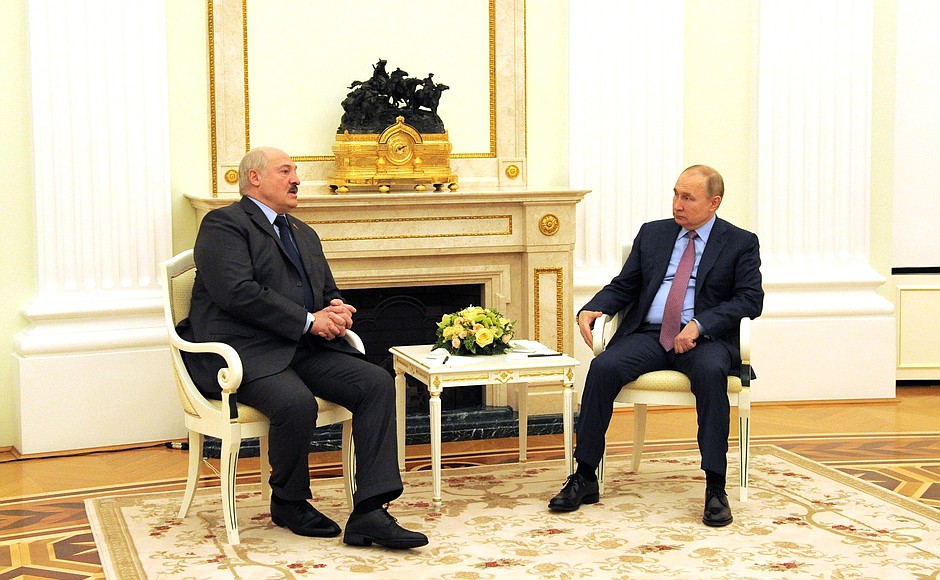 Лукашенко на встрече с Путиным: Учить людей воевать мы будем