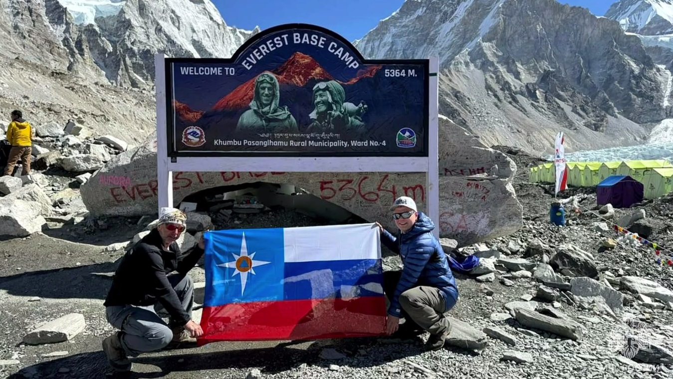 Инспектор МЧС посвятил подъем на Эверест 375-летию пожарной охраны России