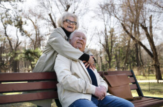 пенсионеры, пожилые люди