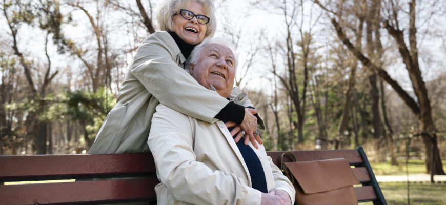 пенсионеры, пожилые люди