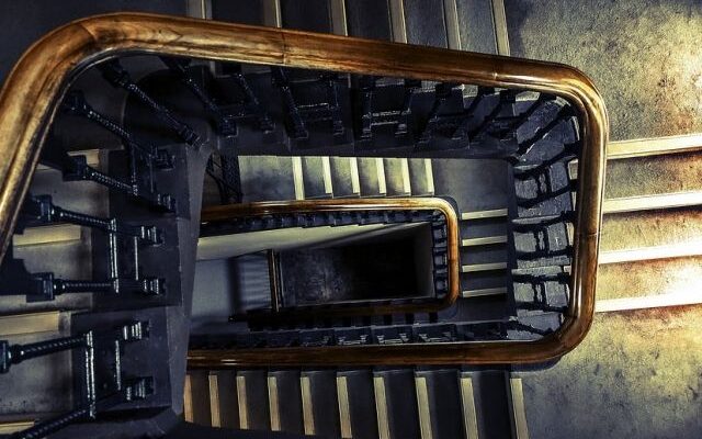 лестница, подъезд, упал с лестницы