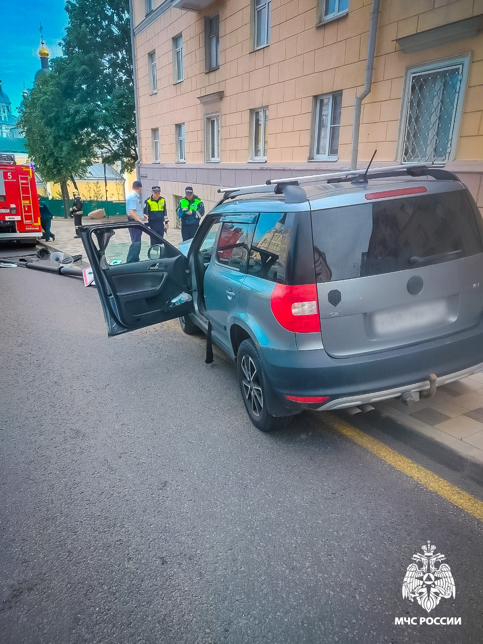 На улице Большая Советская в Смоленске автомобиль врезался в фонарь